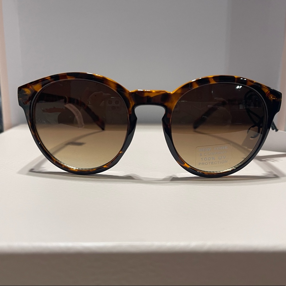 Woman Sunglasses New York and Company